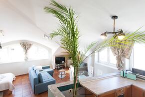 Faust and Mona Lisa Apartments