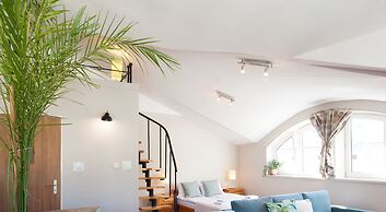 Faust and Mona Lisa Apartments