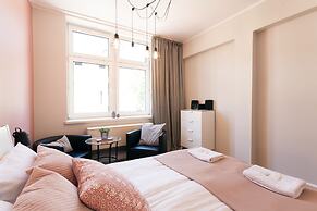 Faust and Mona Lisa Apartments