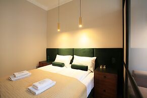 Faust and Mona Lisa Apartments