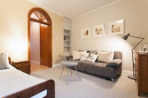 Faust and Mona Lisa Apartments