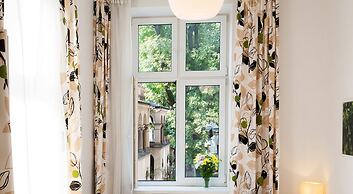 Faust and Mona Lisa Apartments