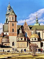 Faust and Mona Lisa Apartments