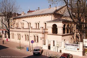 Faust and Mona Lisa Apartments