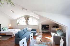 Faust and Mona Lisa Apartments