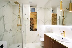 Faust and Mona Lisa Apartments