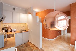 Faust and Mona Lisa Apartments