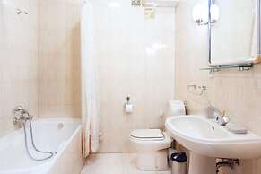 Faust and Mona Lisa Apartments