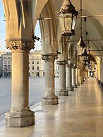 Faust and Mona Lisa Apartments