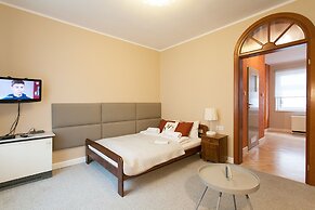 Faust and Mona Lisa Apartments