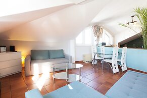 Faust and Mona Lisa Apartments