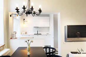 Faust and Mona Lisa Apartments