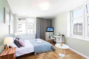 Faust and Mona Lisa Apartments