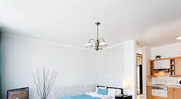 Faust and Mona Lisa Apartments