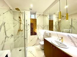 Faust and Mona Lisa Apartments