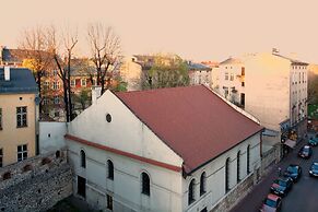 Faust and Mona Lisa Apartments