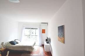 Modern studio with balcony by Sofacama