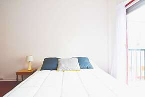 Modern studio with balcony by Sofacama