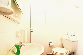 Modern studio with balcony by Sofacama