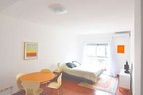 Modern studio with balcony by Sofacama