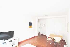 Modern studio with balcony by Sofacama