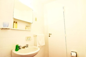 Modern studio with balcony by Sofacama