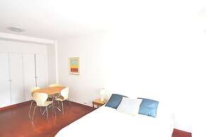 Modern studio with balcony by Sofacama