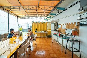 Locomo Hostel OG - Stay Work Eat