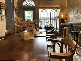 Central Old Town Cottage