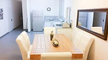 Luxury apt heart  Bat-Yam 3 m walk beach