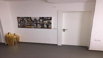 Luxury apt heart  Bat-Yam 3 m walk beach