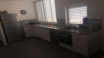 Luxury apt heart  Bat-Yam 3 m walk beach