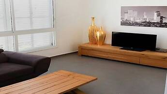 Luxury apt heart  Bat-Yam 3 m walk beach