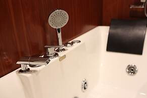 Renea Cruises Halong