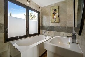 Hartaning House by Pramana Villas