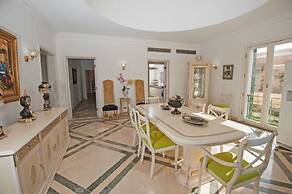 Chic 4-Bedroom White Villa for Rent in El Gouna Egypt