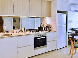 Brilliant Victoria Harbour Waterfront Apartment