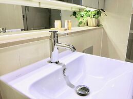 Brilliant Victoria Harbour Waterfront Apartment