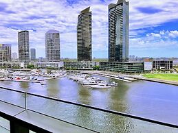 Brilliant Victoria Harbour Waterfront Apartment