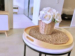 Brilliant Victoria Harbour Waterfront Apartment