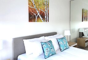 Brilliant Victoria Harbour Waterfront Apartment