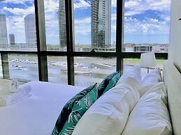 Brilliant Victoria Harbour Waterfront Apartment
