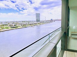 Brilliant Victoria Harbour Waterfront Apartment