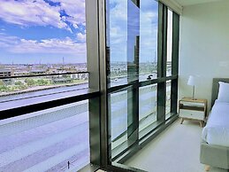 Brilliant Victoria Harbour Waterfront Apartment
