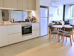 Brilliant Victoria Harbour Waterfront Apartment