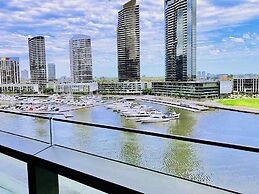 Brilliant Victoria Harbour Waterfront Apartment
