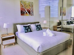 Brilliant Victoria Harbour Waterfront Apartment