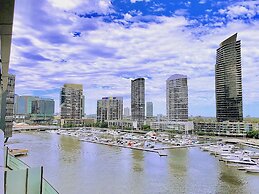 Brilliant Victoria Harbour Waterfront Apartment