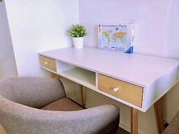 Brilliant Victoria Harbour Waterfront Apartment