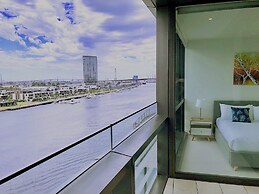 Brilliant Victoria Harbour Waterfront Apartment